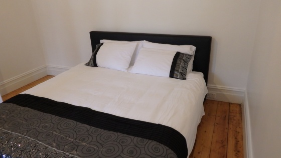 Shared Accommodation St Kilda - Shared accommodation - king size bed with quality linen